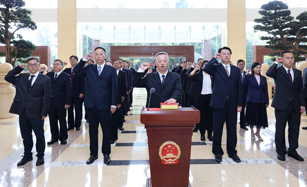 省政府举行宪法宣誓仪式坚定以正确政绩观干事创业王予波监誓并讲话